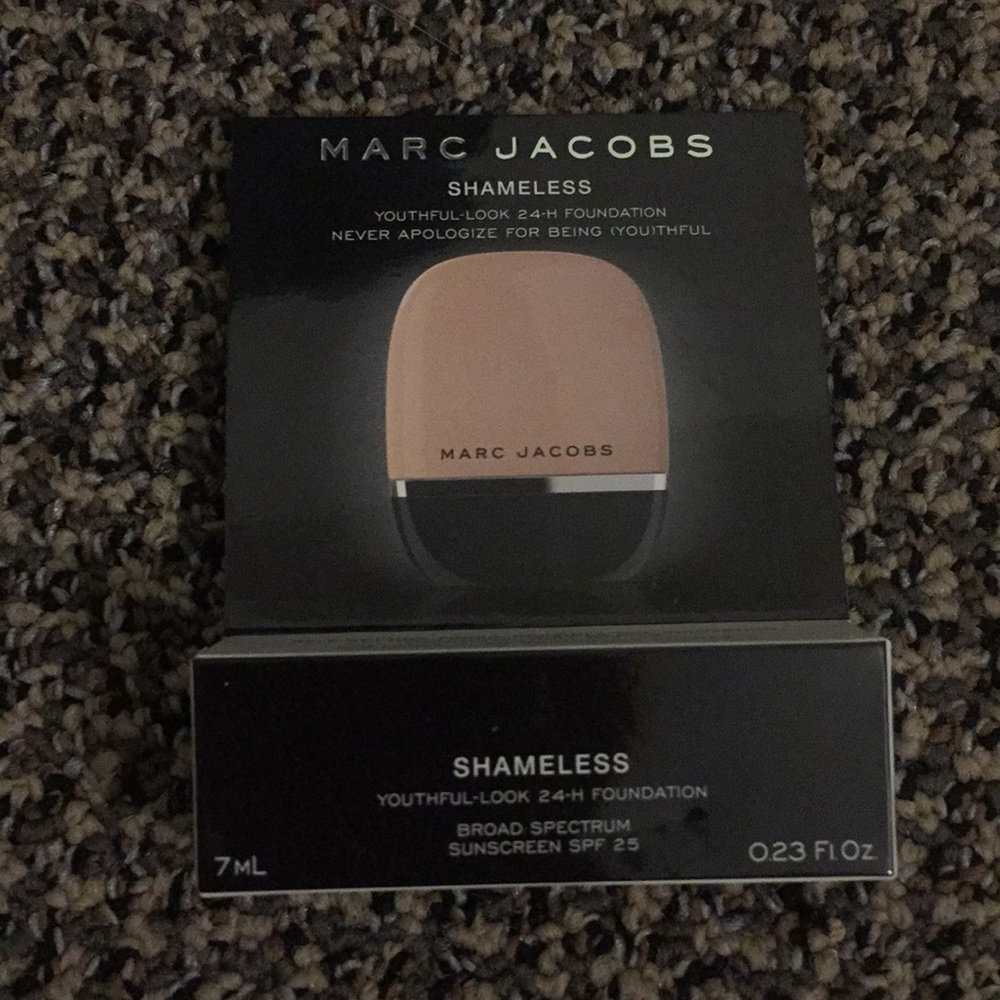Marc Jacobs Shameless Foundation Light Y210 BNIB